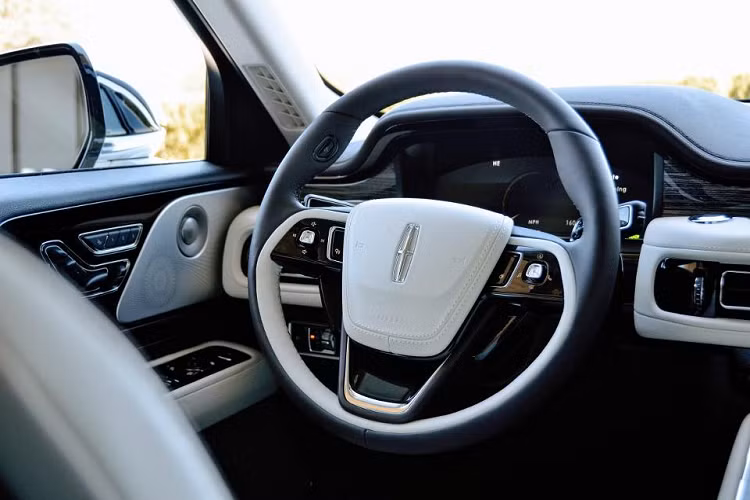 Về động cơ, Lincoln Aviator 2020 mang tới 2 tùy chọn bao gồm khối máy V6 3.0 lít Twin-Turbo với công suất cực đại 400 mã lực và 562 Nm; động cơ plug-in hybrid với cầu hình tương tự và sức mạnh 494 mã lực và 854 Nm mô-men xoắn cực đại. Cả 2 phiên bản sẽ sử dụng chung hộp số tự động 10 cấp cùng tùy chọn hệ dẫn động AWD kèm theo với phiên bản 400 mã và tiêu chuẩn với biến thể plug-in hybrid. 