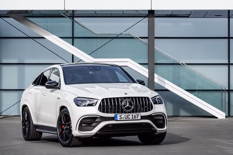 Tương tự như phần còn lại của gia đình Mercedes-AMG GLE Coupe 2021 mới được công bố hồi năm ngoái, các mẫu GLE 63 và GLE 63 S mới xuất hiện với mặt trước và sau được tái thiết kế, tạo sự khách biệt rõ ràng so với model hiện hành. Phiên bản tiêu chuẩn sẽ đi kèm với bộ mâm hợp kim siêu nhẹ 21-inch với logo AMG trong khi biến thể S được trang bị bộ bánh 22 inch. Ngoài ra, Mercedes-AMG cũng cung cấp thêm tùy chọn vành 21 hoặc 22-inch này.