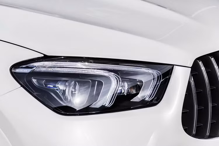 Về ngoại hình, Mercedes-AMG GLE 63 Coupe 2021 với cụm đèn pha được thiết kế mới, các khe hút gió dữ dằn cũng như tấm lưới tản nhiệt Paramericana chính hiệu từ người Đức. Nếu chưa đủ, khách hàng có thể thêm thắt cho vẻ đẹp mạnh mẽ ấy Gói trang bị AMG Night Package, bao gồm các màu đen tuyền xuất hiện trên khu vực cửa sổ, bộ chia trước, lip trước – sau, ốp gương chiếu hậu, nẹp chân cửa sổ hay các vây bên. Ngoài ra, gói độ này còn mang tới cụm ống xả sơn đen bóng.