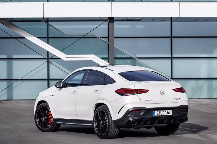 “GLE 63 Coupé mới của chúng tôi sẽ hoàn thiện một danh mục sản phẩm đầy hấp dẫn trong phân khúc này. Mẫu xe sẽ đáp ứng được những kỳ vọng cao nhất về thiết kế, tính độc quyền cũng như cảm giác lái linh hoạt, năng động và phản ứng lanh lẹ,” trích lời Chủ tịch Hội đồng Quản trị Mercedes-AMG – ông Tobias Moers.