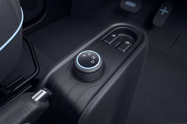 Qua hình ảnh do hãng Wuling tung ra, có thể thấy EC5 EV không có khoang hành lý đằng sau. Nếu muốn chở đồ, người dùng phải gập hàng ghế sau xuống. Nói cách khác, nếu chở theo 4 người, Wuling EC5 EV sẽ phải nói "không" với hành lý và ngược lại.