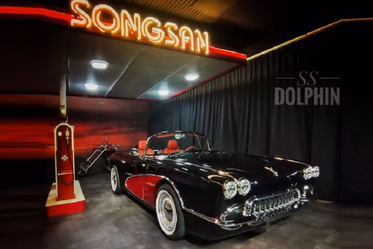 SS Dolphin có bốn đèn pha LED hình tròn và lưới tản nhiệt mạ crôm giống hệt Corvette C1 chứ không chỉ là lấy cảm hứng nữa. Mẫu xe hybrid Trung Quốc cũng có kính chắn gió trước và thân xe có khung mạ crôm khiến chúng ta lập tức nghĩ đến Corvette C1 hàng nhái.