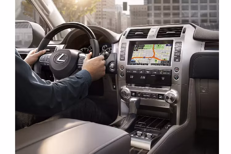 Như đã nói, Lexus GX 460 2021 mới vẫn giữ nguyên thiết kế cũ như phiên bản tiền nhiệm. Xe có kích thước lần lượt là 4.880x1.885x1.885 mm, chiều dài cơ sở 2.790 mm. Lexus GX 2021 sử dụng mâm kích thước 18 inch.