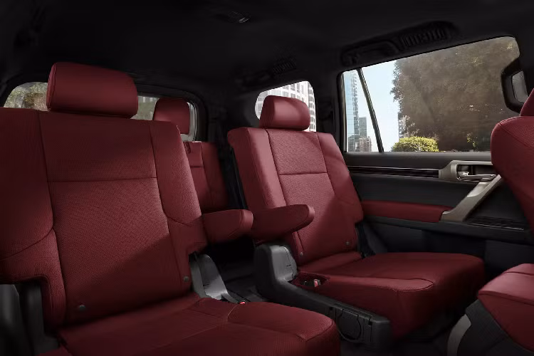 Với gói trang bị Off-road được giới thiệu vào năm ngoái, Lexus GX 2021 bổ sung các tính năng như Kiểm soát trườn Crawl Control, màn hình quan sát đa địa hình, làm mát hộp số và bộ bảo vệ bình xăng.