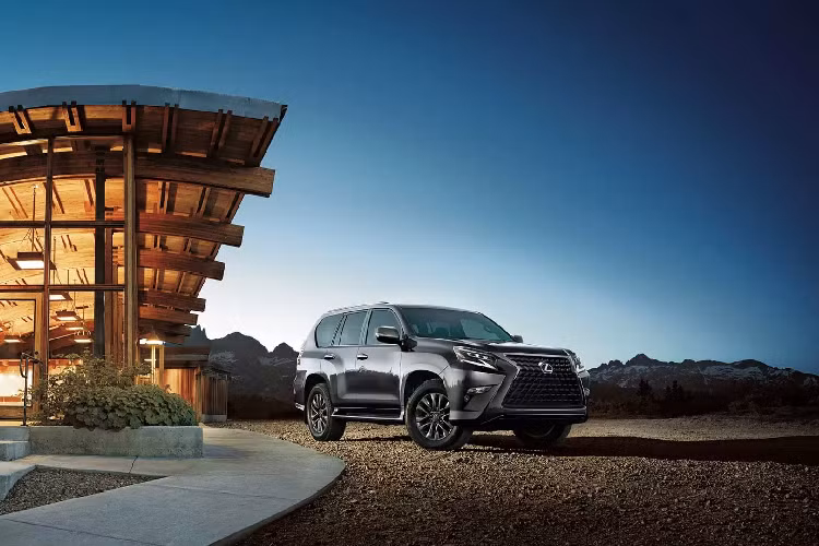 Ở cả 3 phiên bản Tiêu chuẩn, Premium và Luxury, Lexus GX 460 2021 vẫn trang bị động cơ V8 4.6L, cho công suất 301 mã lực và momen xoắn cực đại 446 Nm. Sức kéo duy trì ở mức 2,948kg. Xe sử dụng hệ dẫn động 4 bánh toàn thời gian kết hợp hộp số tự động 6 cấp và khóa vi sai trung tâm giới hạn trượt.