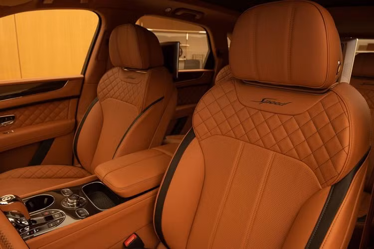 Để tổng thể chiếc SUV thêm thú vị, Bentley đã lắp đặt bộ mâm hợp kim màu đen, chủ đề "all-black" được hoàn thiện với các đèn pha tối và lưới tản nhiệt màu đen theo tiêu chuẩn.