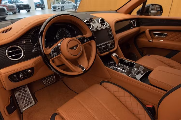 Ngoài khả năng kể trên, chiếc Bentayga Speed màu đen trong bài viết (gần đây đã được trưng bày tại Bentley Emirates ở UAE) còn gây ấn tượng khi sở hữu ngoại thất đen Beluga Black, các chi tiết Centenary Specification, và nội thất màu Newmarket Tan độc đáo.