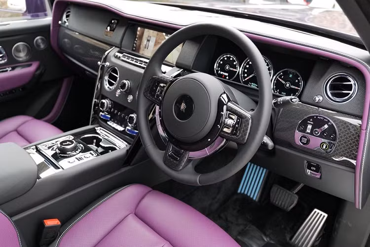 Chiếc SUV siêu sang Rolls-Royce Cullinan phiên bản Black Badge ở Hồng Kông còn có thêm tuỳ chọn bàn ăn rất ấn tượng. Điều này cho thấy hãng xe Anh quốc có thể mang bất cứ thứ gì chủ xe thích lên Cullinan. Giá xe Rolls-Royce Cullinan tiêu chuẩn là 6,9 triệu HKD (tương đương 26,66 tỷ đồng).