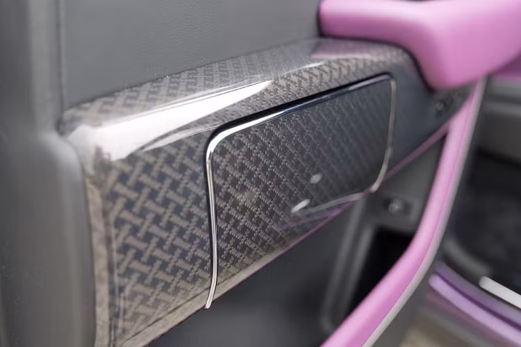 Điểm nhấn của xe còn có nhiều chi tiết carbon với hoa văn rất đẹp mắt theo ý của chủ xe và cả màu đen phối tím ở ghế ngồi.