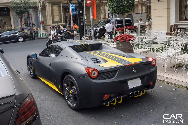 Chiếc khiên Scuderia đặt ở vè bánh xe trước, ốp hông được dán vàng nổi bật và logo “Pininfaria” bằng kim loại được đặt ở vè sau xe, phía dưới là tên của đơn vị thi công lớp decal. Xe được trang bị bộ mâm 5 chấu hình ngôi sao đặc trưng của dòng 458, hệ thống phanh đĩa carbon ceramic với khả năng chịu nhiệt lớn kết hợp cùng cùm phanh Brembo sơn vàng.