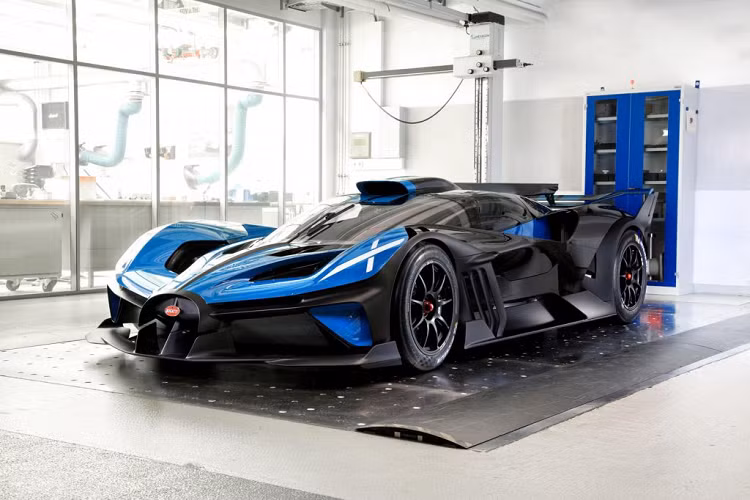 Thiết kế của Bugatti Bolide mới tuân thủ chặt chẽ theo triết lý “Form follows Performace” (tức: hình thức tuân theo hiệu suất). Với câu hỏi “What If” đã từng khơi gợi nhiều tò mò trong làng xe hơi thế giới, Bugatti đã đặt ra một câu hỏi và tự mình trả lời: Điều gì sẽ xảy ra nếu Bugatti chế tạo một chiếc xe siêu nhẹ cùng động cơ W16 8.0 lít mang tính biểu tượng của mình mà không có bất kỳ giới hạn nào về tỷ lệ trọng lượng trên công suất.