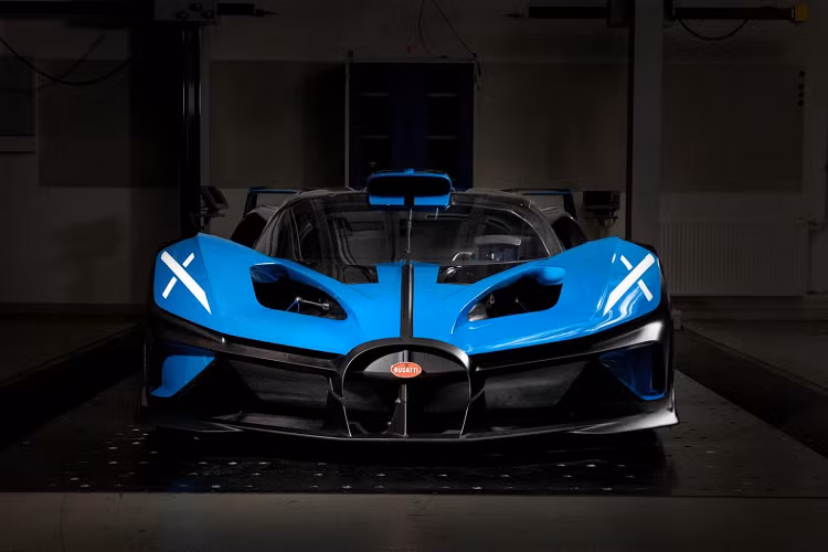 Câu trả lời cho câu hỏi này chính là siêu xe Bugatti Bolide với thiết kế đầy táo bạo cùng những ý tưởng “điên rồ”. Đây chính là chiếc xe nhanh nhất và nhẹ nhất trong kỷ nguyên hiện đại của Bugatti với khối động cơ W16 nổi tiếng có khả năng sản sinh công suất lên tới 1850 mã lực và mang lại hiệu suất tương tự như một chiếc xe Công thức 1. Chiếc xe này có thể đạt tốc độ tối đa trên mức 500 km/h.