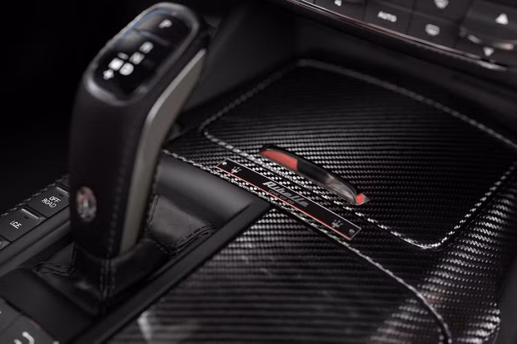 Ở một diễn biến khác, Maserati cũng đã giới thiệu Gói GT Sport mới cho 3 mẫu xe Ghibli, Levante và Quattroporte. Trang bị này dự kiến sẽ cập bến đại lý từ Tháng 3, hứa hẹn mang tới một diện mạo mạnh mẽ hơn.