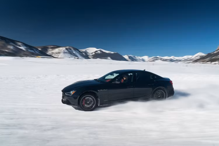 Tiếp theo, gói trang bị trên Maserati Quattroporte thể thao dường như không mang tới nhiều thay đổi ngoại trừ bộ mâm Bạc Teseo kích thước 20-inch. Cuối cùng, Levante sẽ xuất hiện với mâm xe to bản, kích thước 21-inch bóng bẩy và một số tấm nẹp trang trí màu đen piano.