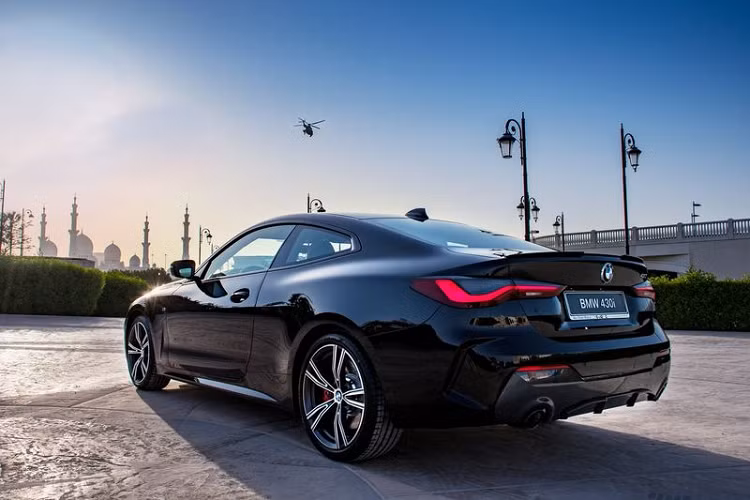Các tính năng thú vị khác của BMW 4-Series mới gồm la-zăng 19 inch, phanh M Sport với kẹp phanh màu đỏ nổi bật và nội thất bọc da Vernasca Cognac trang nhã, vô lăng M Sport, hệ thống âm thanh Harman Kardon, dây đai an toàn M Sport và cửa sổ trời.