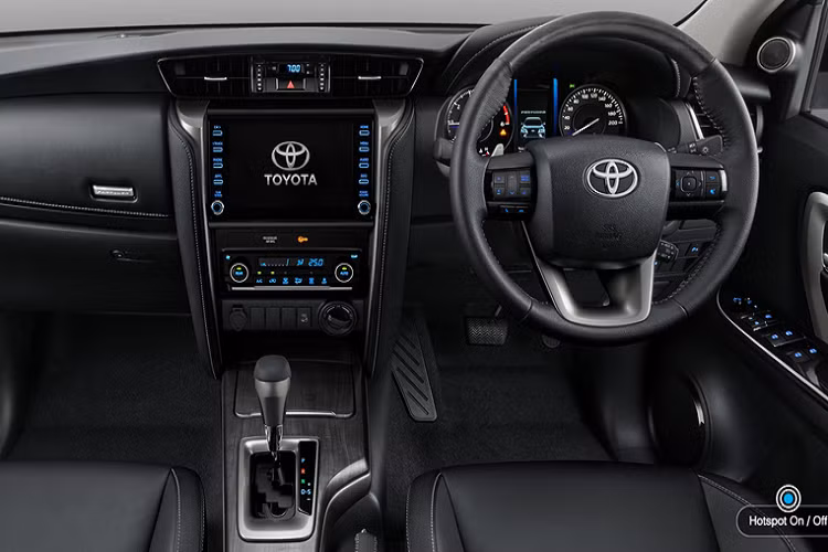 Khoang nội thất của Fortuner 2020 cho cảm giác sang trọng hơn nhờ sử dụng tone màu đen cho hầu hết trang bị. Màn hình giải trí trung tâm có kích thước 9 inch, lớn hơn phiên bản trước 1 inch, tương thích Apple CarPlay và Android Auto cũng như tích hợp hệ thống điều khiển bằng giọng nói.