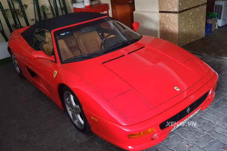  Siêu phẩm Ferrari 355 F1 Spider trong bài viết có thể được xem là chiếc Ferrari cổ nhất tại Việt Nam. Bên cạnh đó, đây cũng là chiếc xe duy nhất cho tới thời điểm hiện tại thuộc đời sản xuất từ tháng 3/1999. Ban đầu khi mới về nước, người ta thường thấy Ferrari 355 F1 Spider lăn bánh trên đường phố Hải Phòng. Tuy nhiên, trong lần trở lại này, siêu phẩm nước Ý đã được chủ nhân đóng cặp biển số của TP HCM.