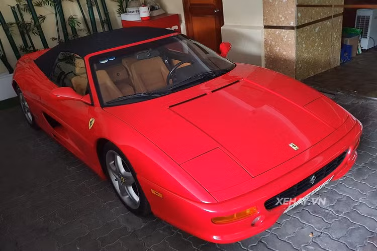 "Trái tim" của Ferrari 355 F1 Spider hơn 20 tuổi này là khối động cơ 3.5L V8, sản sinh công suất tối đa 381 mã lực tại 8.250 vòng/phút và momen xoắn cực đại 363Nm tại 6.000 vòng/phút. Nhờ đó, siêu xe này có khả năng tăng tốc từ 0 - 100 km/h chỉ trong 4,7 giây trước khi đạt vận tốc tối đa 295 km/h.