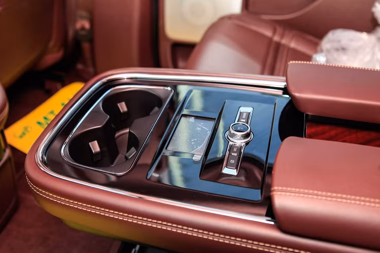 Khoang cabin của Navigator L Black Label rộng rãi, tầm bao quát lớn. Cả 3 hàng ghế đều có khoảng để chân và không gian trên đầu thoải mái với người trưởng thành. Hàng ghế thứ 2 và 3 có thể gập phẳng, đáp ứng tốt nhu cầu chở nhiều hành lý.