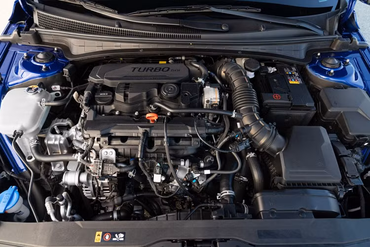 Hệ thống treo của Hyundai Elantra N Line 2021 mới nhận được một số nâng cấp về mặt cơ khí nhằm tạo nên sự vững chắc cũng như cảm giác lái thể thao cho xe. Xe sở hữu bộ mâm được làm bằng nhôm, kích thước 18 inch, đĩa phanh lớn hơn và hệ thống treo đa liên kết ở trục bánh sau.