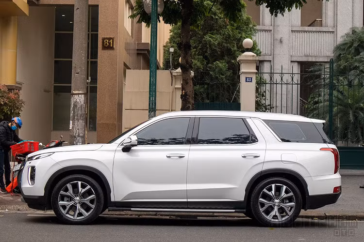 Là một trong mẫu SUV xếp vị trí đầu bảng của Hyundai, xe được trang bị rất nhiều công nghệ tiện nghi giải trí và hỗ trợ lái có thể nhắc đến như: màn hình hiển thị trên kính lái (HUD), kiểm soát hành trình thông minh, điều hướng, tính năng “Talk Talk’’ cho phép người lái trò chuyện và trao đổi riêng tư với khách hàng ngồi ở ghế thứ 2 và thứ 3,...