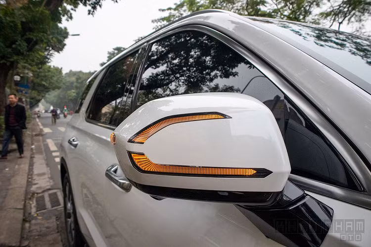 Tại Việt Nam, Hyundai Palisade 2020 có duy nhất một phiên bản 2.2L với hộp số tự động 8 cấp, cho ra công suất tối đa 197 mã lực và 441 Nm mô-men xoắn. Đặc biệt, mẫu SUV cỡ lớn hoàn toàn mới này sẽ không dùng cần số truyền thống mà chuyển sang dạng nút bấm Shift by Wire. 
