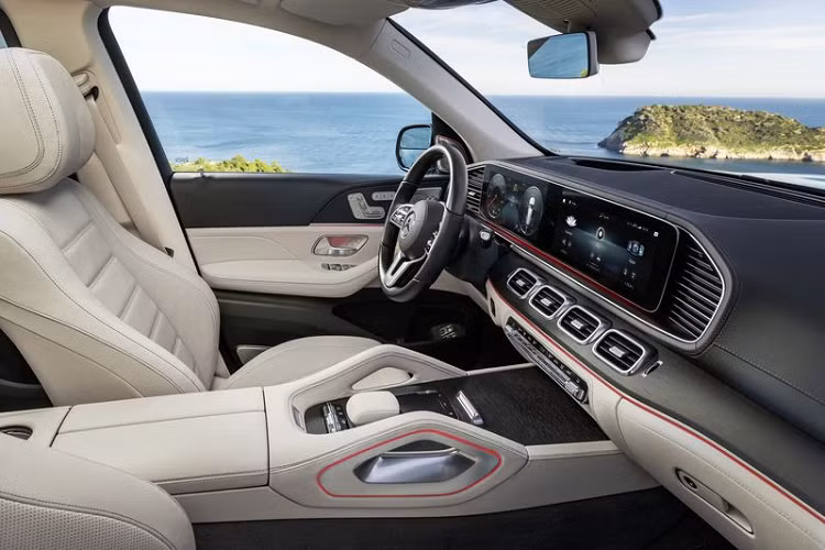 Nội thất chuẩn S-Class: Tương tự GLE, GLS được thiết kế nội thất theo phong cách mới với sự khác biệt ở khoang đặt màn hình kép 12,3 inch, các cửa gió vuông vức dày bản, cụm điều khiển trên bệ tỳ tay tinh gọn. GLS 450 MATIC được trang bị gói nội thất EXCLUSIVE lịch lãm.