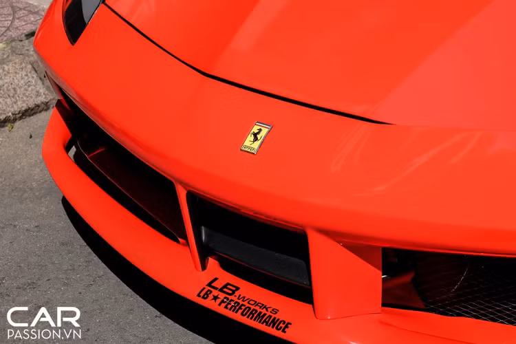 Với gói nâng cấp đến từ Liberty Walk Performance, chiều ngang Ferrari 488 độ Liberty Walk được nới rộng ra nhờ trang bị thêm các miếng ốp vè bánh xe được bắt vào thân xe bằng đinh tán. Bên cạnh đó, để tránh khả năng phần vè mới được bổ sung sẽ cạ vào thân xe khi di chuyển, các kĩ sư Nhật Bản đã bổ sung thêm phần viền cao su ở giữa, hạn chế những hư hỏng phát sinh cho thân xe, đặc biệt khi vận hành ở tốc độ cao.