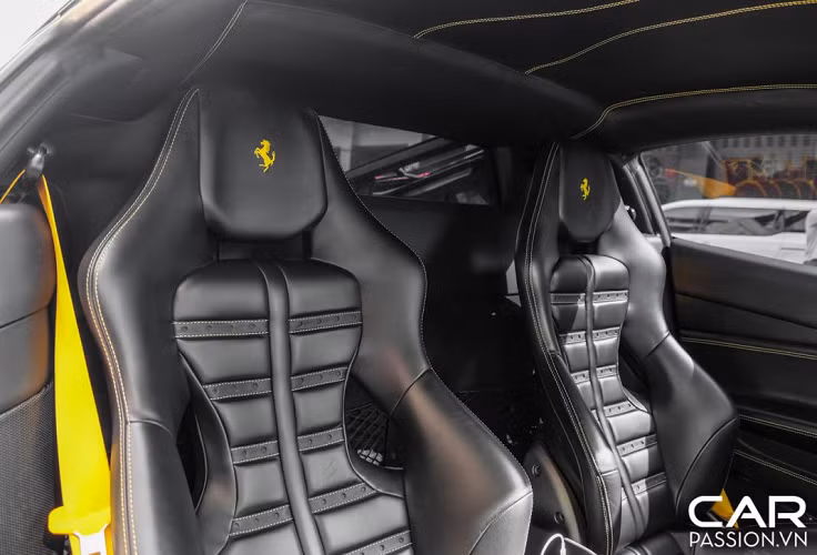 Một chi tiết đặc trưng mà những bản độ “gắn mác” Liberty Walk đều được trang bị đó là hệ thống treo khí nén của AirRex, hệ thống này có thể dễ dàng điều chỉnh khoảng sáng gầm xe thông qua một chiếc remote đặt bên trong khoang lái, điều này giúp cho các mẫu xe độ nhà Liberty Walk đều có thể hạ sát gầm xuống mặt đất, thu hút rất nhiều ánh mắt hiếu kì của mọi người mỗi khi xuất hiện.