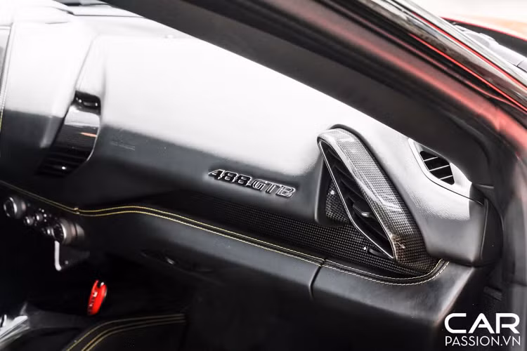 Từng có thời gian được trang bị cánh gió carbon của thương hiệu Novitec, chiếc 488 GTB này hiện đang sử dụng một chiếc cánh gió hoàn toàn mới dạng ducktail, đây là chi tiết nguyên bản trên gói độ thân rộng của Liberty Walk. Với chi tiết mới, phần cản sau của xe có thiết kế mang đậm tính khí động học cũng như tạo tính liền mạch cho đuôi xe.