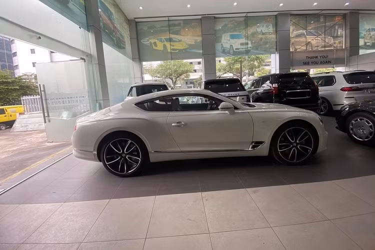 Xe được trang bị khối động cơ V8 4.0L, sản sinh công suất tối đa 542 mã lực và mô-men xoắn cực đại 770Nm. Từ đó, giúp chiếc coupe siêu sang này dễ dàng tăng tốc từ 0 - 96 km/h chỉ trong 3,9 giây trước khi chạm vận tốc tối đa 318 km/h. Mức giá xe Bentley Continental GT V8 cũng mềm hơn so với bản W12, tuy nhiên phiên bản kỷ niệm này cũng không hề rẻ và dự đoán không dưới 20 tỷ đồng.