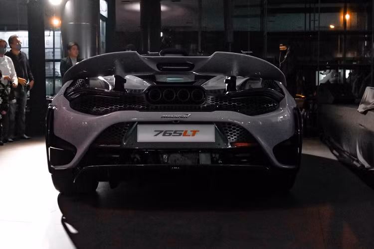 Trong khi siêu xe McLaren 765LT sản xuất giới hạn sắp về Việt Nam thì ở tại một đất nước Đông Nam Á khác là Thái Lan đã có buổi ra mắt mẫu siêu xe McLaren 765LT do đại lý Niche Cars Group Motor tổ chức. Điểm thú vị là chiếc siêu xe McLaren 765LT mới ra mắt Thái Lan không phải thuộc diện tạm nhập tái xuất mà dành cho một đại gia sinh sống ở đây.