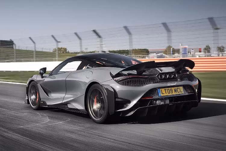 Để giúp McLaren 765LT có trọng lượng lý tưởng là 1.229 kg, hãng xe Anh quốc đã bỏ đi trang bị tiêu chuẩn là loa và hệ thống điều hoà. Nếu khách Việt nào có ý định mua McLaren 765LT hãy bảo hãng bỏ các đồ chơi này vào lại trong nội thất nhưng nhớ rằng mình không có mất tiền cho hai trang bị này đâu nhé.