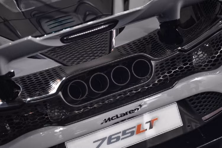 Để mang đến trọng lượng 1.229 kg cho siêu xe McLaren 765LT phải kể đến nhiều chi tiết được làm từ sợi carbon tiên tiến, ống xả titan với bốn cửa ra từ phía sau cũng như kính xe mỏng hơn. Siêu xe hàng hiếm McLaren 765LT sẽ cưỡi trên bộ bánh xe 10 chấu độc quyền đi kèm với lốp Pirelli P Zero Trofeo R. Phía bên trong là phanh gốm carbon lấy ý tưởng của McLaren Senna. Có thể thấy xe có bộ cản va trước, nẹp sườn hoàn toàn bằng carbon và thiết kế rất hầm hố trông như một mẫu xe bước ra từ đường đua.