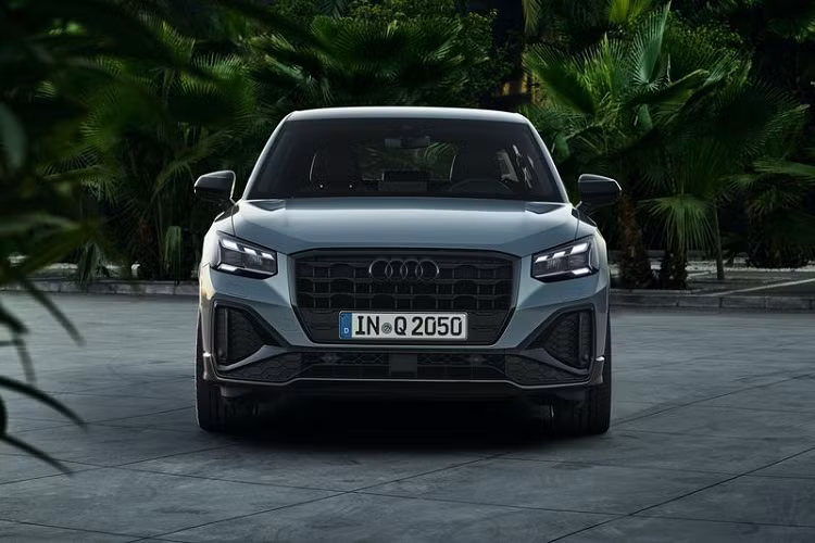 Mẫu crossover Audi Q2 2021 được thiết kế dựa trên cảm hứng từ những hình khối đa giác, nổi bật nhất chính là tấm lưới tản nhiệt Singleframe hình bát giác đặc trưng được tinh chỉnh với họa tiết mới và đặt thấp hơn trước, giúp phần đầu xe trông rộng hơn, bề thế hơn. Bên cạnh đó, cản trước của xe cũng được tái thiết kế với hai hốc gió mới lớn hơn và thể thao hơn trước (trên các mẫu S line). Cũng tùy thuộc vào các biến thể mà cột C của xe sẽ được sơn đen, xám, bạc hoặc cùng màu thân xe.