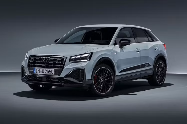 Đèn pha LED giờ đây là tính năng tiêu chuẩn cho mọi chiếc Audi Q2, mặt khác, đèn LED Matrix vẫn có sẵn dưới dạng tùy chọn mất phí. Trong khi đó, đèn ngày LED trên Q2 2021 được tạo thành từ đi-ốt LED lắp đặt phía sau các bộ phận quang học hình thoi, còn đèn báo rẽ được cấu tạo bởi 7 đèn LED khác. Đèn hậu LED cũng được cung cấp theo tiêu chuẩn với đèn lùi LED có hoặc không có xi nhan năng động (tùy chọn).