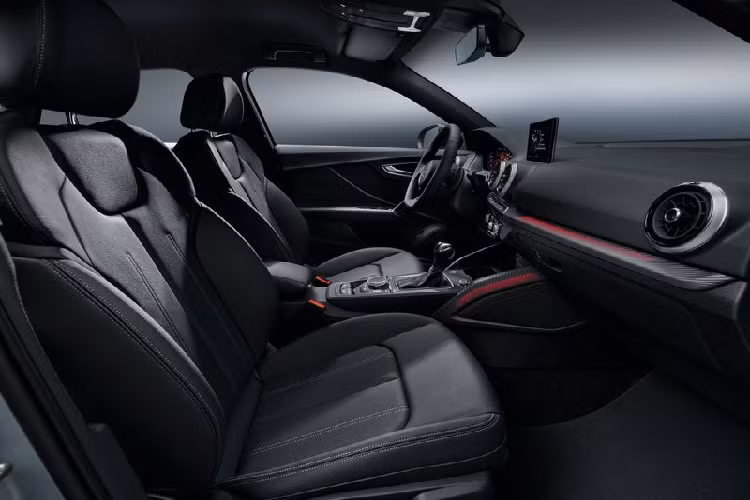 Audi Q2 2021 được trang bị động cơ xăng TSI Evo 1.5L 4 xi-lanh, sản sinh công suất 150 mã lực và mô-men xoắn cực đại 250Nm. Động cơ này có công nghệ ngắt xi-lanh theo yêu cầu với khả năng vô hiệu hóa tạm thời các xi-lanh thứ hai và thứ ba khi tải động cơ thấp. Mức tiêu thụ nhiên liệu của xe được đánh giá ở khoảng 5,1 - 5,4 lít / 100 km. Audi Q2 TSI Evo 1.5L được đi kèm với hộp số sàn sáu cấp tiêu chuẩn hoặc tùy chọn hộp số ly hợp kép S tronic bảy cấp, cùng hệ dẫn động cầu trước tiêu chuẩn và tùy chọn dẫn động 4 bánh toàn thời gian quattro.
