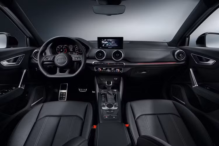 Hoàn thiện các thay đổi ở bên ngoài là những bộ vành mới, Audi Q2 2021 có nhiều lựa chọn kích thước bánh xe khác nhau, từ loại 16 inch bọc trong lốp cao su 205/60 cho đến các mâm hợp kim 19 inch của Audi Sport đi kèm lốp 235/40. Với "dàn chân" lớn nhất, Audi cho biết Q2 sẽ có khoảng sáng gầm lên tới 150 mm, giúp chiếc SUV cỡ nhỏ có thể off-road nhẹ nhàng.