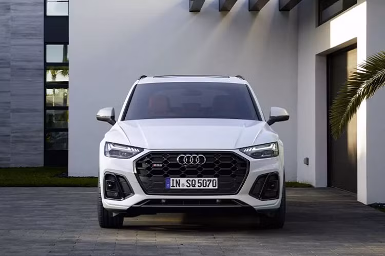 Mẫu SUV thể thao vẫn dùng hộp số tự động 8 cấp và hệ dẫn động 4 bánh AWD Quattro. Hệ dẫn động này vẫn cho phép phân bổ mô-men xoắn 40:60 từ trước ra sau và có khả năng truyền tới 70% lức kéo phía trước và 85% tới phía sau. Theo tiêu chuẩn, vectơ mô-men xoắn hoạt động bằng phanh giúp xe xoay khi đi vào góc cua và khách hàng có thể nâng cao hiệu ứng này bằng cách tùy chọn bộ vi sai thể thao hạn chế trượt phía sau.