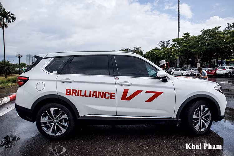 Tại Việt Nam, Brilliance V7 2020 được phân phối với mức giá 738 triệu đồng là lựa chọn hàng đầu trong tầm giá so với Honda CR-V, Mazda CX-5 hay Hyundai Tucson.