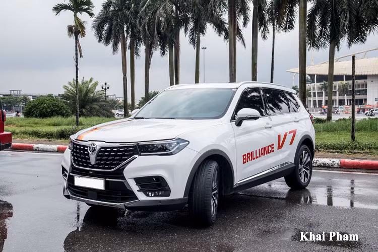 Kylin-GX668 - đơn vị chuyên phân phối các dòng xe hơi Trung Quốc đã mang đến "làn gió mới" trong phân khúc Crossover tại Việt Nam. Theo đó, Brilliance V7 của Trung Quốc đã chính thức được điền tên vào danh mục sản phẩm của nhà phân phối này. Mẫu xe này về nước mới khoảng 3 thang nhưng nhanh chóng nhận được sự quan tâm của cộng đồng xe hơi bởi có sự liên quan đến thương hiệu BMW.