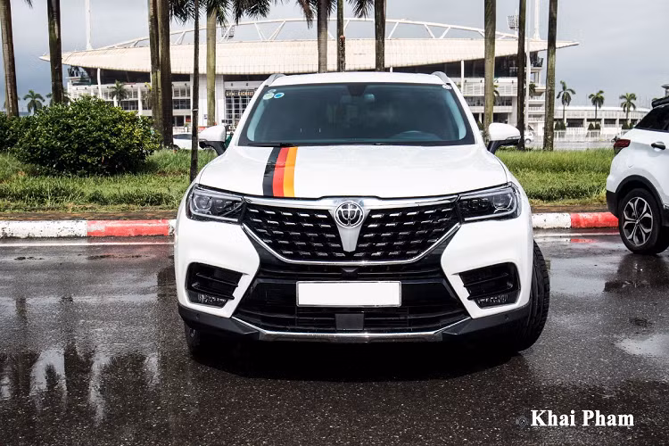Sở dĩ Brilliance V7 2020 mới tạo cơn "sốt" nhẹ là bởi mẫu xe này được phát triển dựa trên nền tảng BMW X3 với sự liên doanh của 2 thương hiệu Đức và Trung Quốc. Mang nhiều nét của nguyên bản X3 nhưng V7 đã được tinh chỉnh để có mức giá phù hợp hơn với nhiều thị trường, trong đó có Việt Nam. Ở ngoại thất, mẫu xe hơi mới Brilliance V7 2020 sở hữu ngôn ngữ thiết kế mới hiện đại và người dùng có thể liên tưởng đến BMW X3.