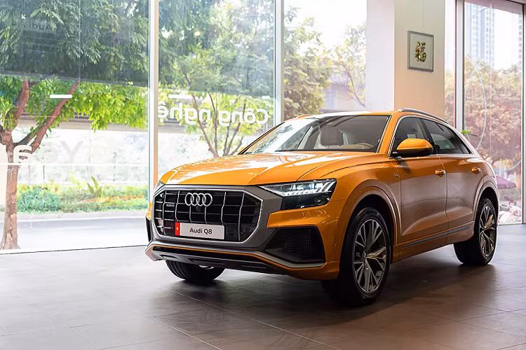  Audi Q8 quattro mới là kết hợp sự thanh lịch của dòng coupé 4 cửa sang trọng và không gian rộng rãi của một chiếc SUV. Kể từ khi Audi Q8 ra mắt 2 năm trước tại Việt Nam, mẫu xe này đã thu hút sự quan tâm rất lớn của nhiều khách hàng. Đến nay, Audi vừa công bố lô xe Audi Q8 đầu tiên đã về và được giao tới tay khách hàng, số lượng hiện tại cập cảng tại Việt Nam cũng đã được đặt hàng hết.