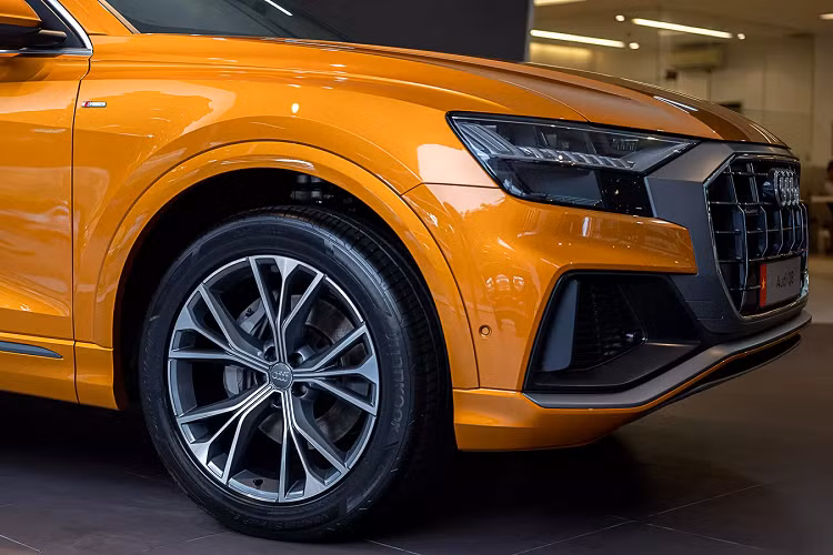 Bên trong, các phần ốp bằng hợp kim nhôm và khách hàng của Audi Q8 sẽ có nhiều lựa chọn màu sắc và chất liệu có sẵn. 5 ghế ngồi bọc da Cricket, lưng ghế có thể gập từng ghế hoặc gập toàn bộ cộng thêm ghế tựa tay trung tâm có thể gập xuống.