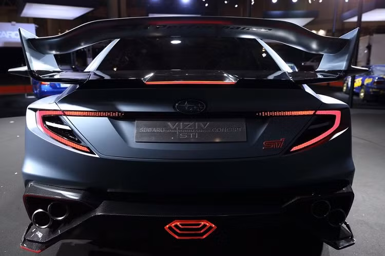 Về khía cạnh thẩm mỹ, WRX STI sẽ mang nhiều nét tương đồng ngoại thất với mẫu ý tưởng Subaru Viziv Performance Concept. Từng xuất hiện “bằng xương bằng thịt” tại Triển lãm Ô tô Tokyo 2017, chiếc concept này đã nâng tầm triết lý thiết kế Dynamic x Solid nhờ cụm đèn pha dạng con cú, kiểu thân xe lao về phía trước và hệ 4 ống xả khỏe khoắn.