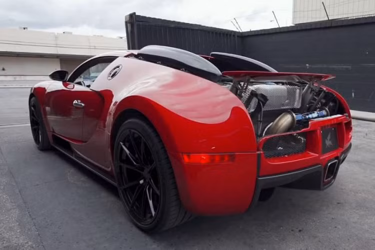 Hệ thống xả RYFT Exhaust mới trên siêu xe Bugatti Veyron đã được lược bỏ phần bầu, bộ lọc, xúc tác giảm thanh. Thay vào đó là ống xả được nối thẳng từ động cơ, đem lại âm thanh mạnh mẽ không tưởng cho chiếc xe.