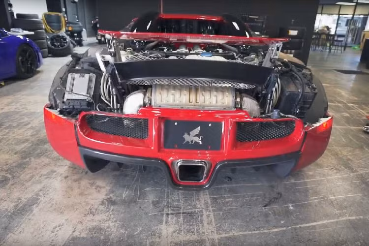 Thông thường, những chiếc Bugatti Veyron đắt tiền để có thể thực hiện việc “độ chế”, tuy nhiên thì đây cũng là một trong những người hiếm hoi dám thực hiện ý tưởng điên rồ này.