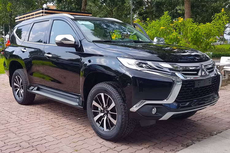 Đã hơn 1,5 năm kể từ khi Mitsubishi Pajero Sport máy dầu 1 cầu số sàn “lên kệ” tại các đại lý từ đầu năm ngoái. Sau các phiên bản máy xăng và dầu số tự động, đến nay, một số đại lý đang “xả hàng” cho Pajero Sport bản máy dầu số sàn (VIN 2019) để dọn kho chờ lô Pajero Sport 2020 mới về, dự kiến sẽ ra mắt trong tháng 9 sắp tới.