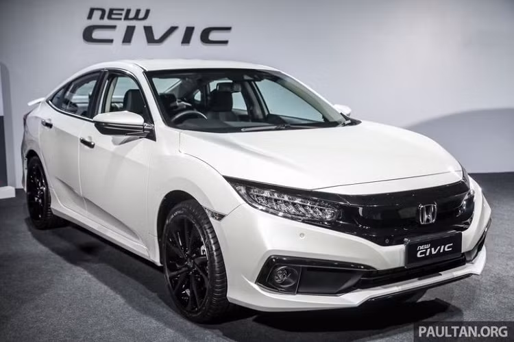 Honda mới đây vừa chính thức giới thiệu phiên bản nâng cấp giữa vòng đời của mẫu sedan hạng C - Civic tại thị trường Malaysia. So với phiên bản tiền nhiệm, Honda Civic 2020 mới sở hữu một số nâng cấp nhẹ về mặt thiết kế nội, ngoại thất và các trang bị công nghệ an toàn đi kèm.