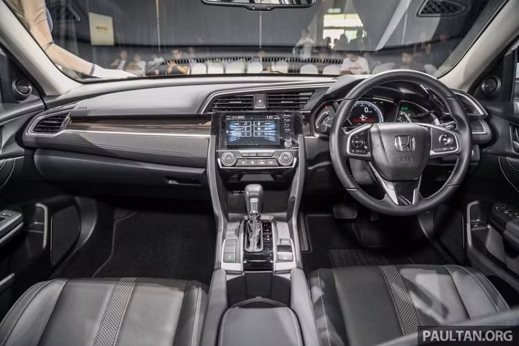 Về thiết kế tổng thể, Honda Civic 2020 vẫn giữ nguyên thiết kế so với thế hệ cũ. Tuy nhiên, một số chi tiết đã được làm mới ở phần đầu xe như bộ lưới tản nhiệt sơn đen thể thao, cản dưới tái thiết kế, hạ thấp xuống mặt đường và cũng được sơn đen thay vì kiểu chrome như trước.